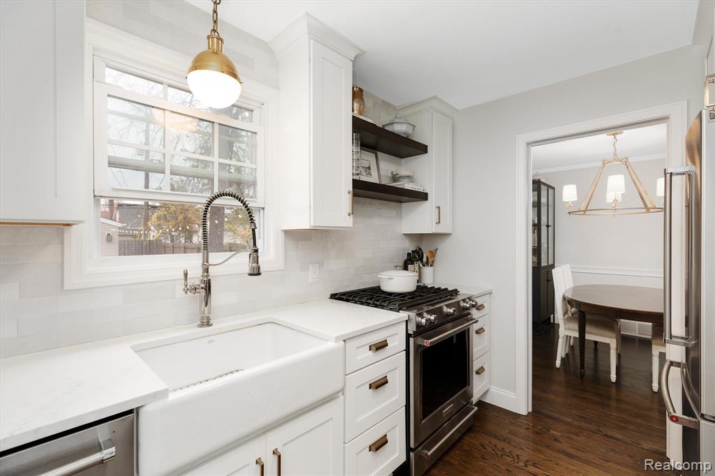 1616 Roslyn Road Grosse Pointe Woods, MI 48236 - Photo 9 of 23