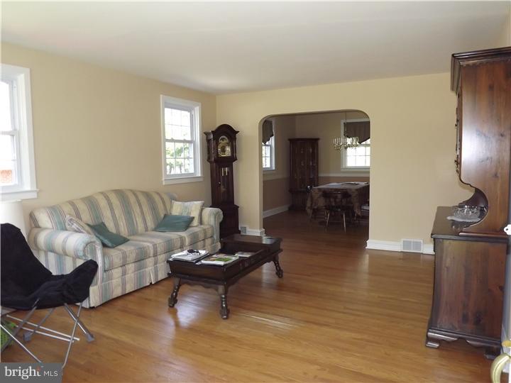433 Larchwood Road Springfield, PA 19064 - Photo 3 of 12 Den