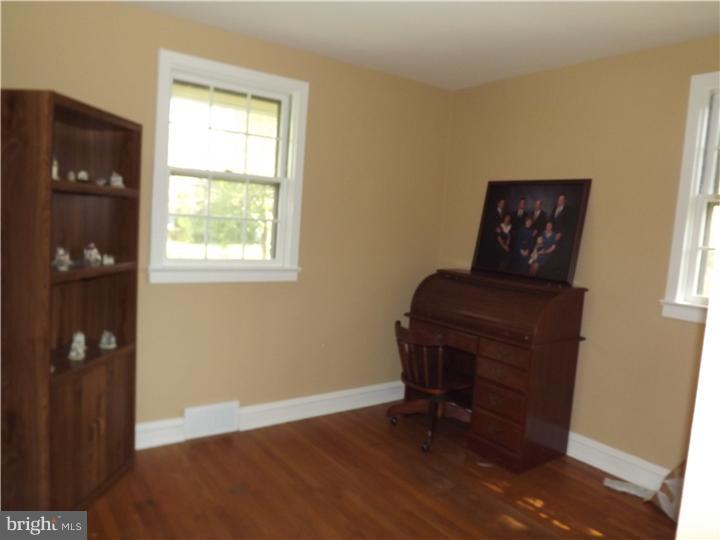 433 Larchwood Road Springfield, PA 19064 - Photo 4 of 12 Living Room