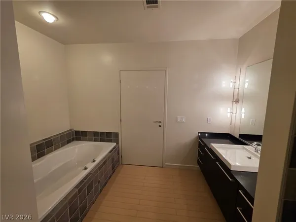 $1,900 | 200 Hoover Avenue, Unit 1910, Las Vegas, NV 89101