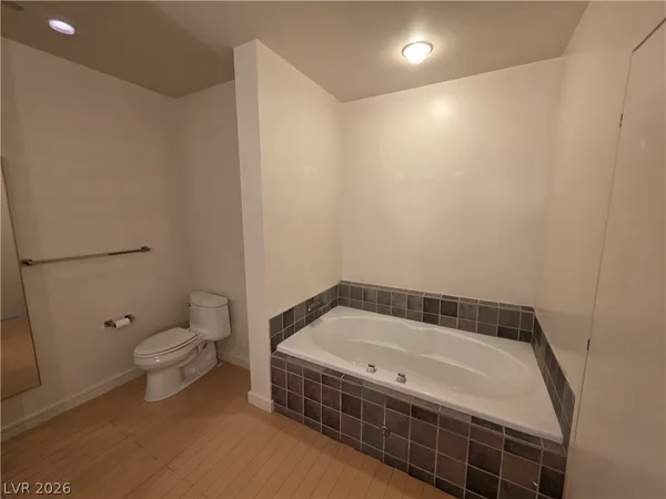 $1,900 | 200 Hoover Avenue, Unit 1910, Las Vegas, NV 89101