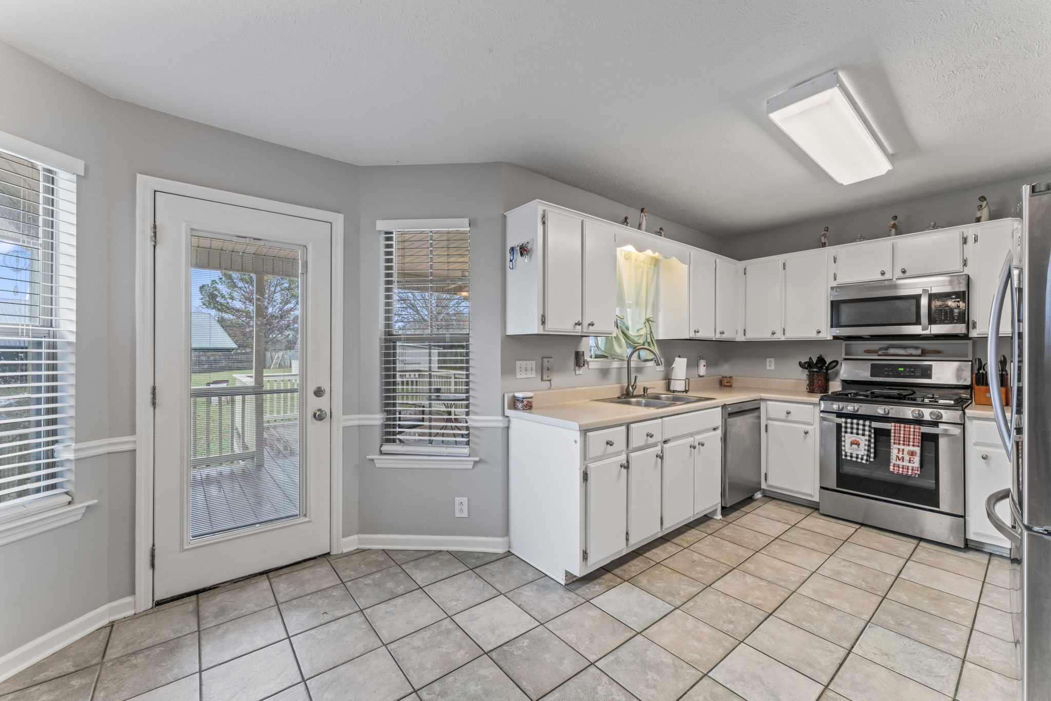 3591 April Lane Murfreesboro, TN 37130 - Photo 9 of 38 a kitchen with cabinets and appliances