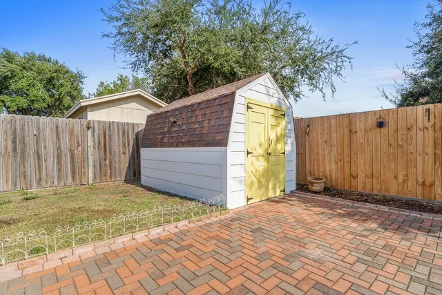 a view of a backyard