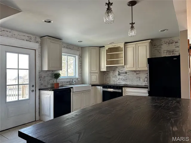 $424,000 | 814 Eureka Road, Eureka, MO 63025