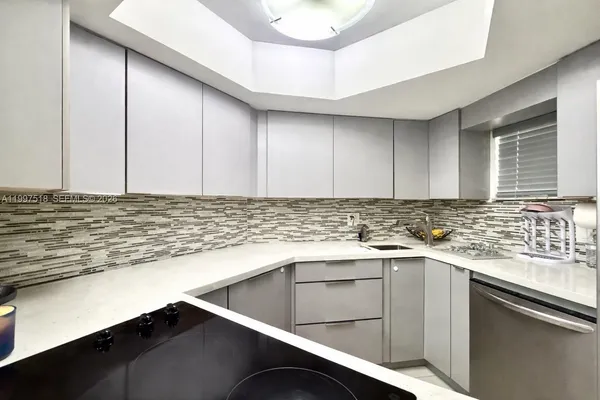 $2,200 | 8323 Lake Drive, Unit 402, Doral, FL 33166