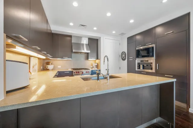 $975,000 | 200 Congress Avenue, Unit 13A, Austin, TX 78701