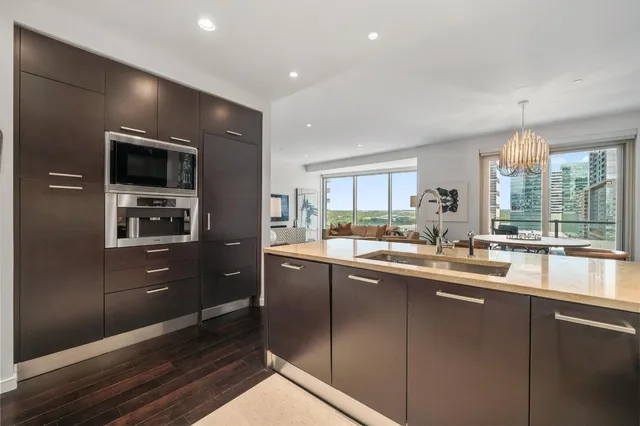 $975,000 | 200 Congress Avenue, Unit 13A, Austin, TX 78701