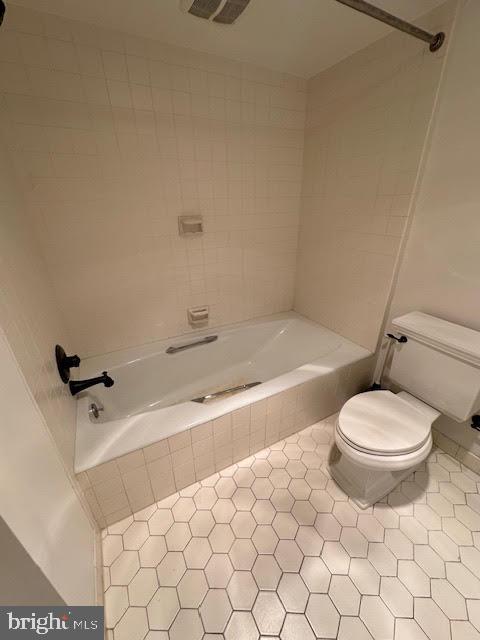 41 Conshohocken State Road, Unit 510 Bala Cynwyd, PA 19004 - Photo 18 of 32 a bathroom with a toilet and a bath tub