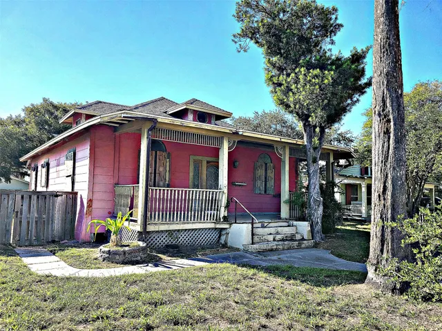$199,900 | 819 North Austin Street, Rockport, TX 78382