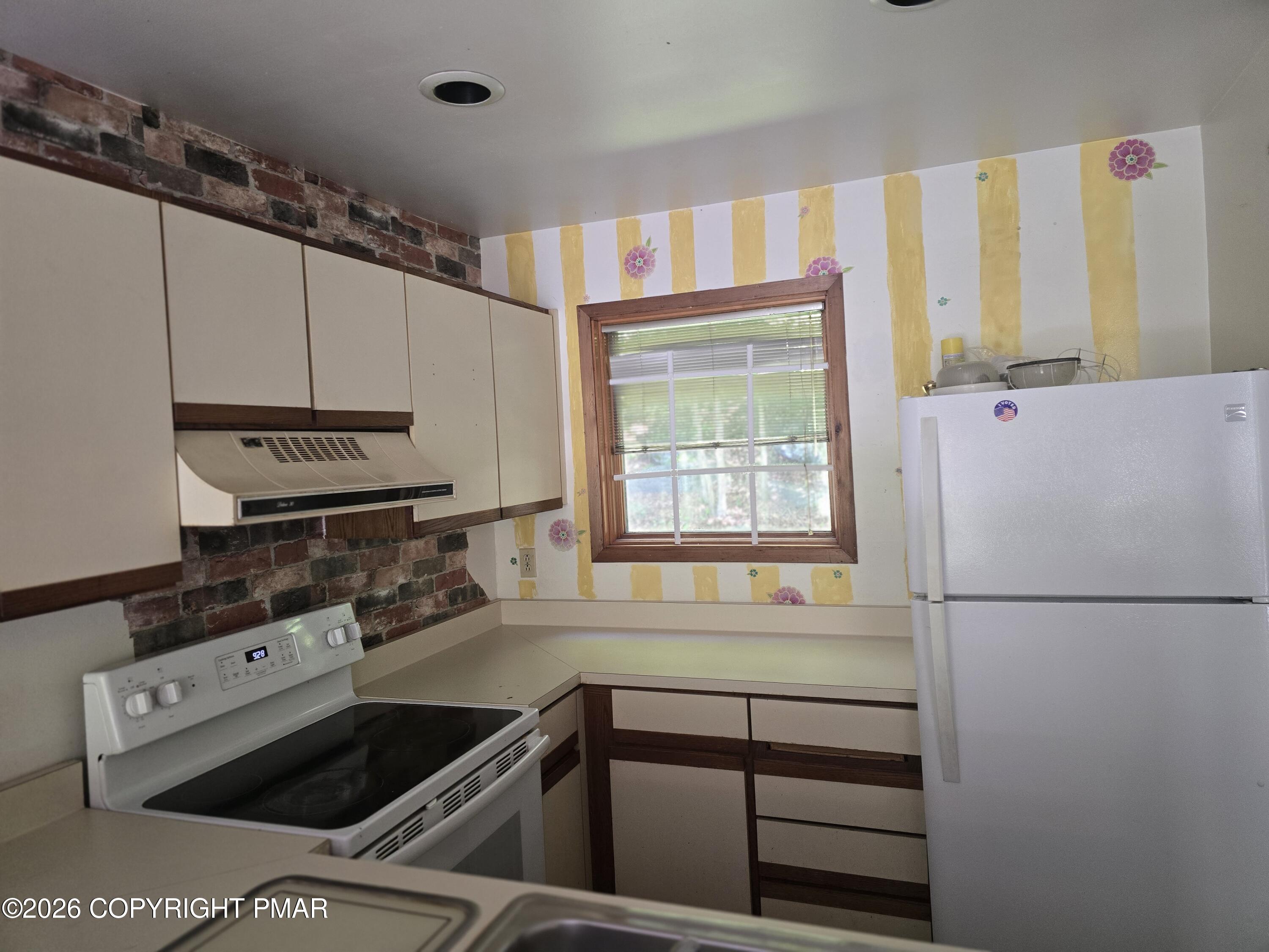338 Hollow Road East Stroudsburg, PA 18302 - Photo 4 of 20 Kitchen Alt View