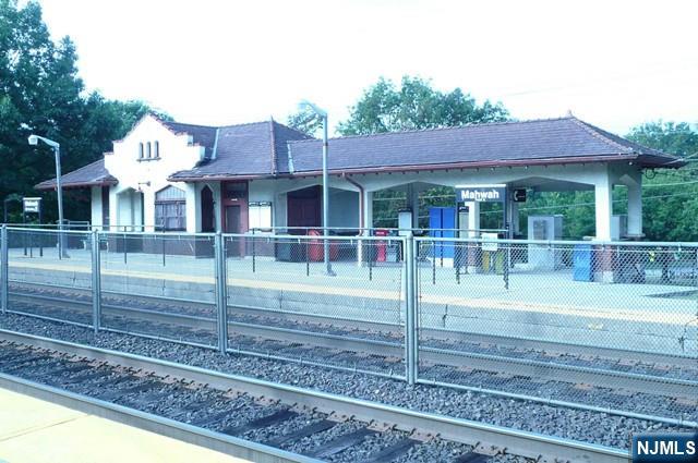 418 Poets Way Mahwah, NJ 07430 - Photo 23 of 29