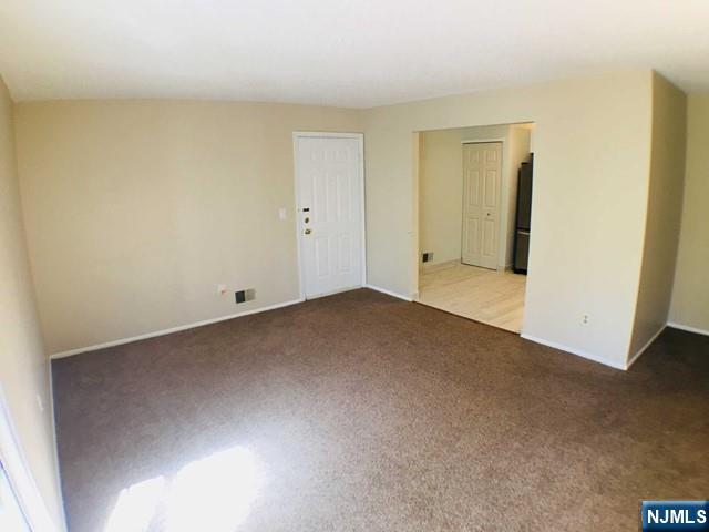 418 Poets Way Mahwah, NJ 07430 - Photo 4 of 29