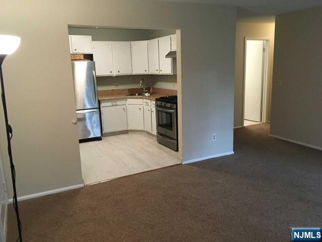 418 Poets Way Mahwah, NJ 07430 - Photo 5 of 29