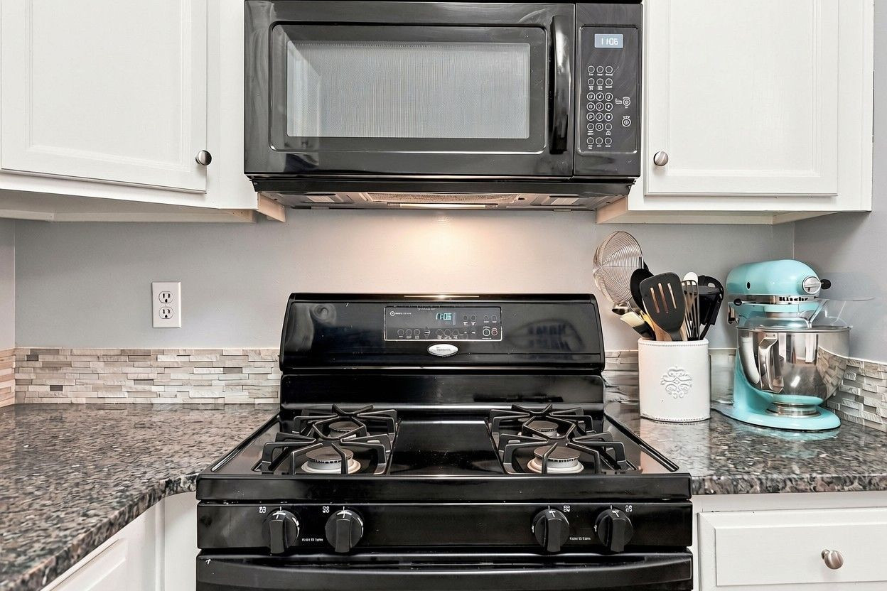 2225 Raven Road, Unit 104 Raleigh, NC 27614 - Photo 12 of 25 2225 Raven Ridge - Stove top.jpg