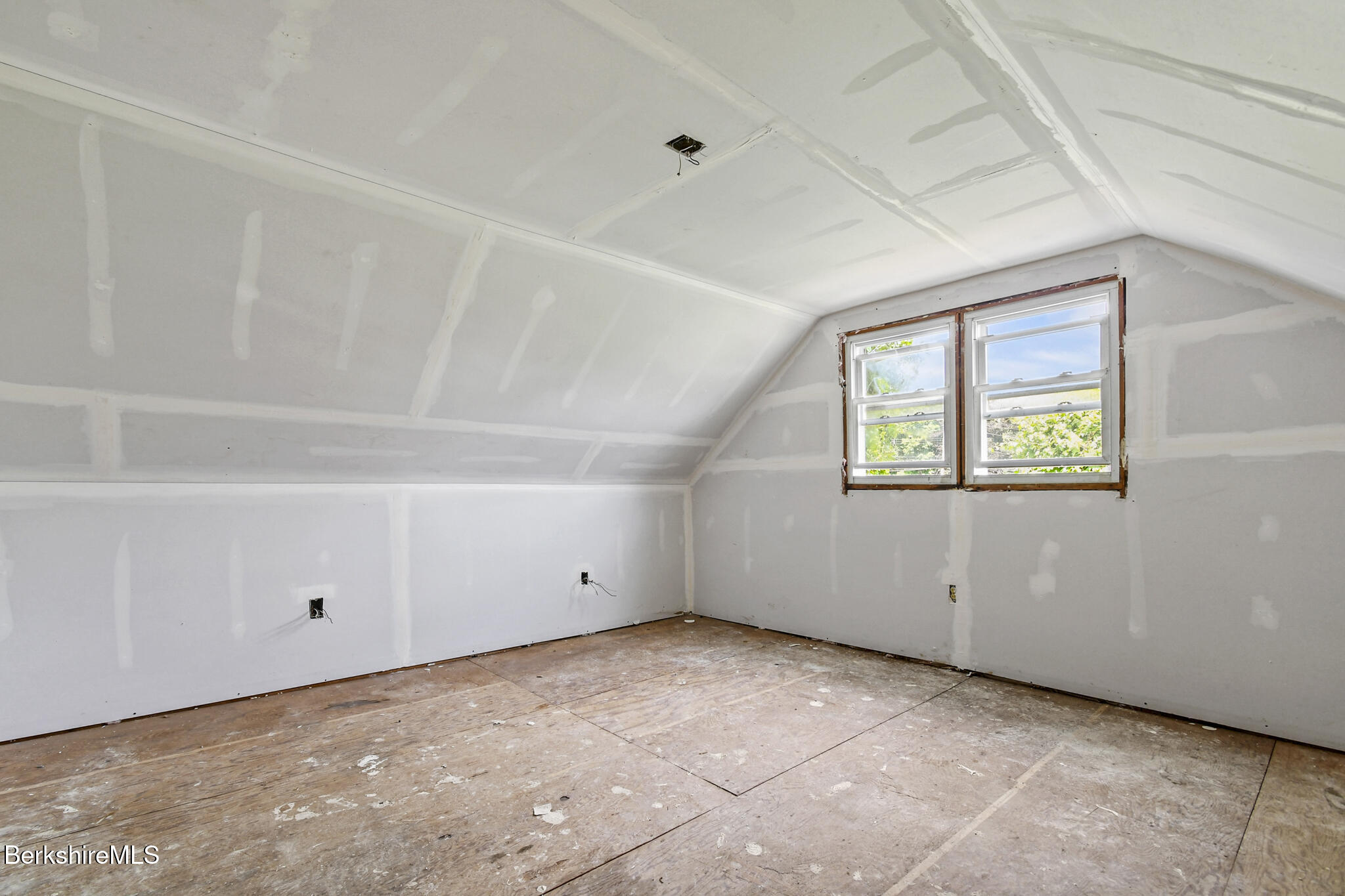 33 Granville Road Southwick, MA 01077 - Photo 18 of 30 33 Granville Rd, Southwick_Done013