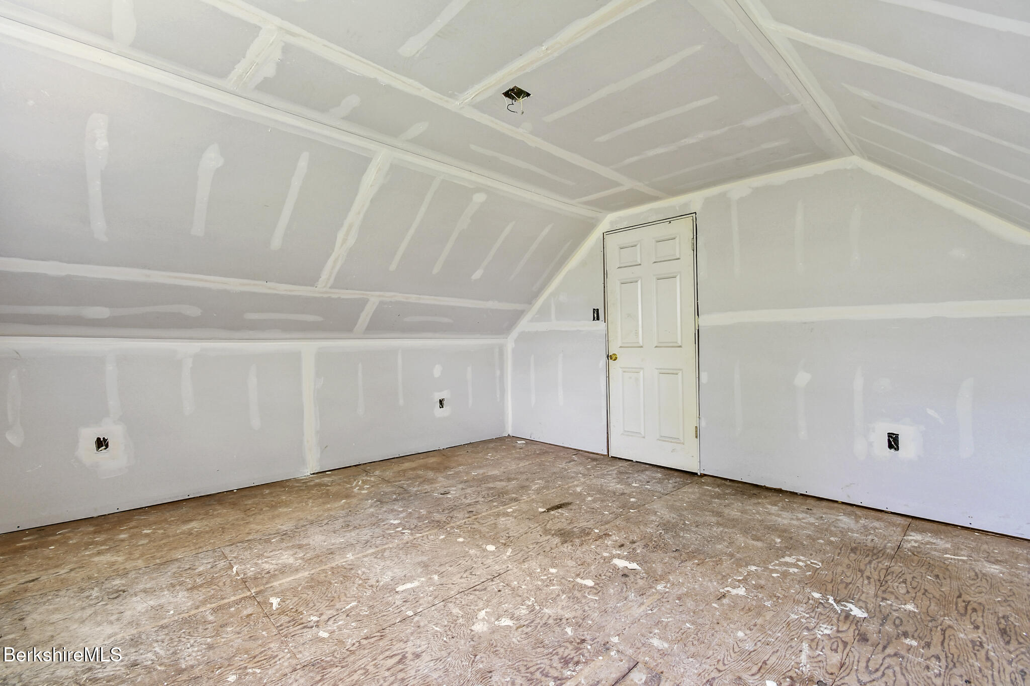 33 Granville Road Southwick, MA 01077 - Photo 20 of 30 33 Granville Rd, Southwick_Done015