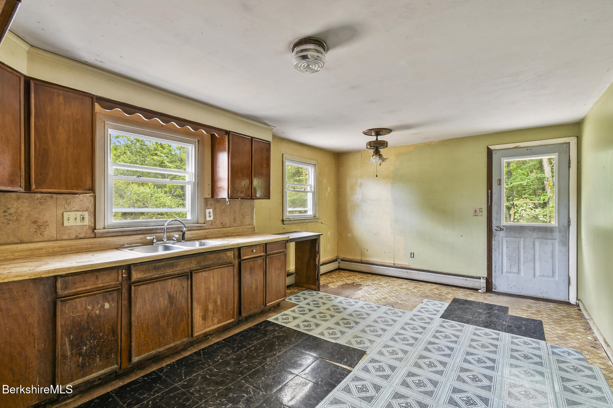 33 Granville Road Southwick, MA 01077 - Photo 7 of 30 33 Granville Rd, Southwick_Done002