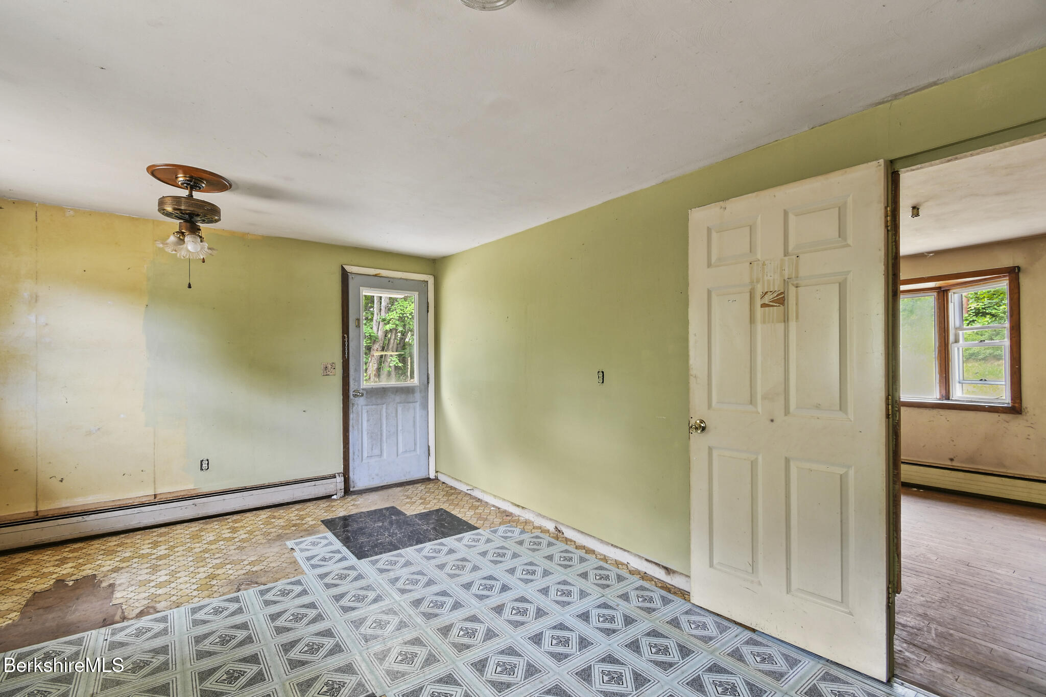 33 Granville Road Southwick, MA 01077 - Photo 8 of 30 33 Granville Rd, Southwick_Done003