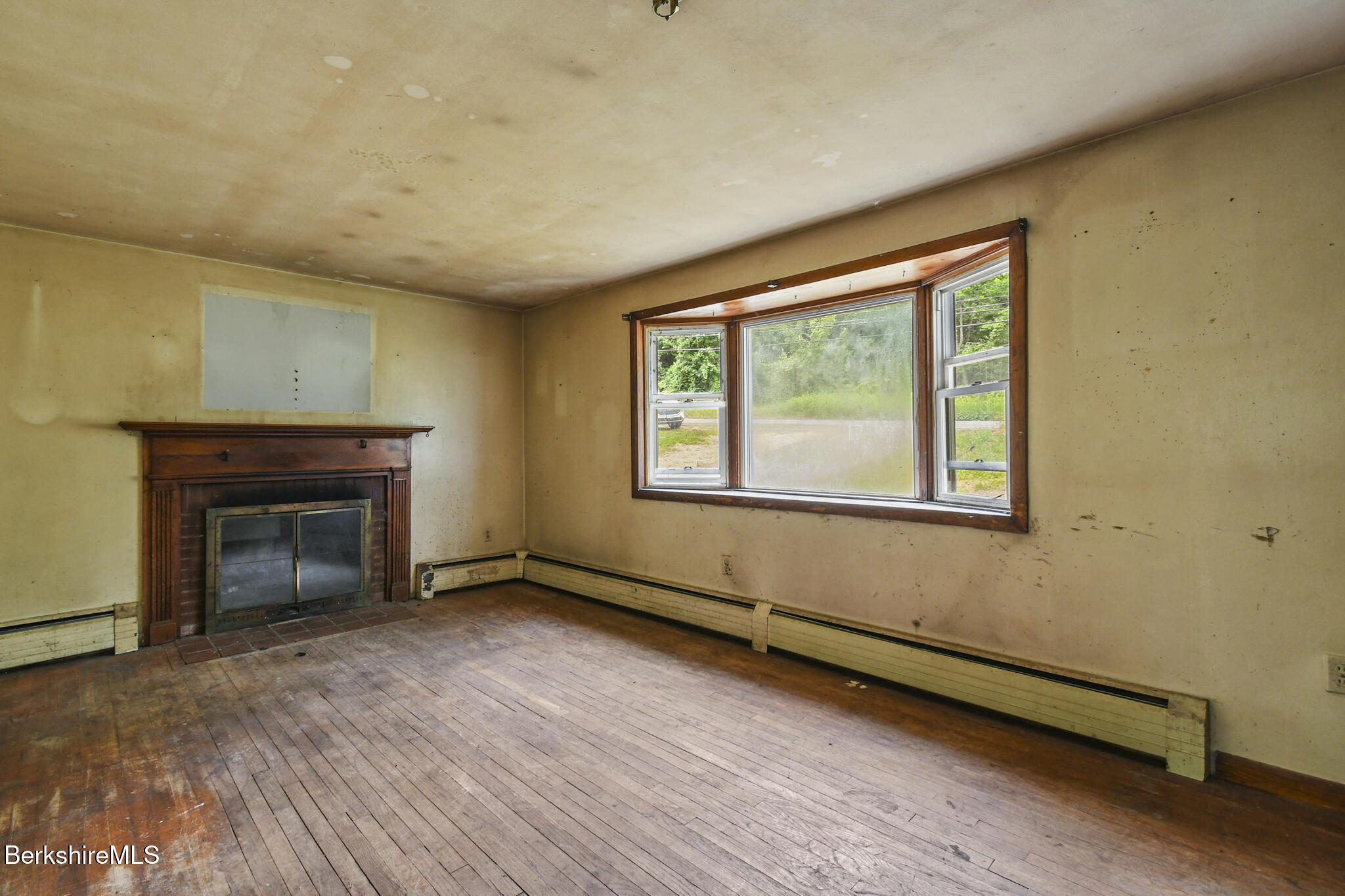 33 Granville Road Southwick, MA 01077 - Photo 9 of 30 33 Granville Rd, Southwick_Done004