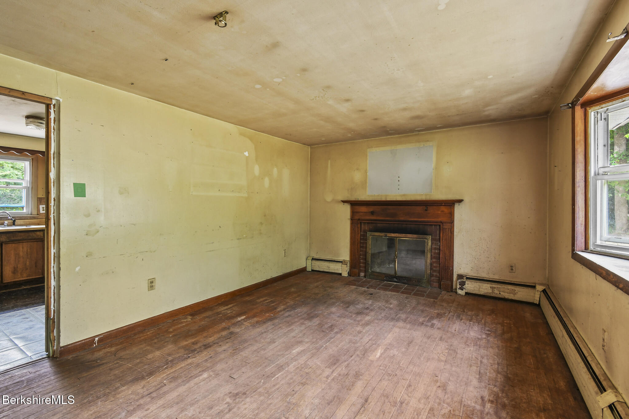 33 Granville Road Southwick, MA 01077 - Photo 10 of 30 33 Granville Rd, Southwick_Done005
