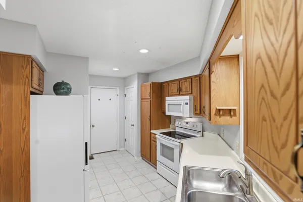 $245,000 | 2908 Wood Knoll Lane, Fort Wayne, IN 46804