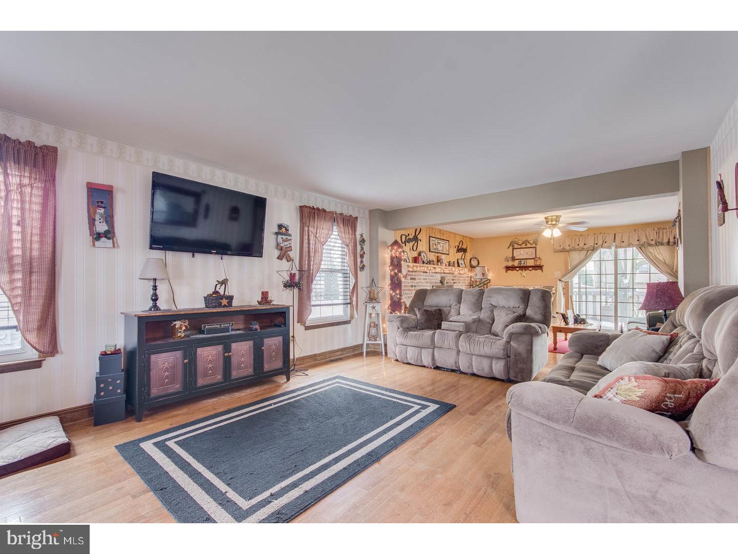 13 Dorado Road Clementon, NJ 08021 - Photo 3 of 24 Living Room