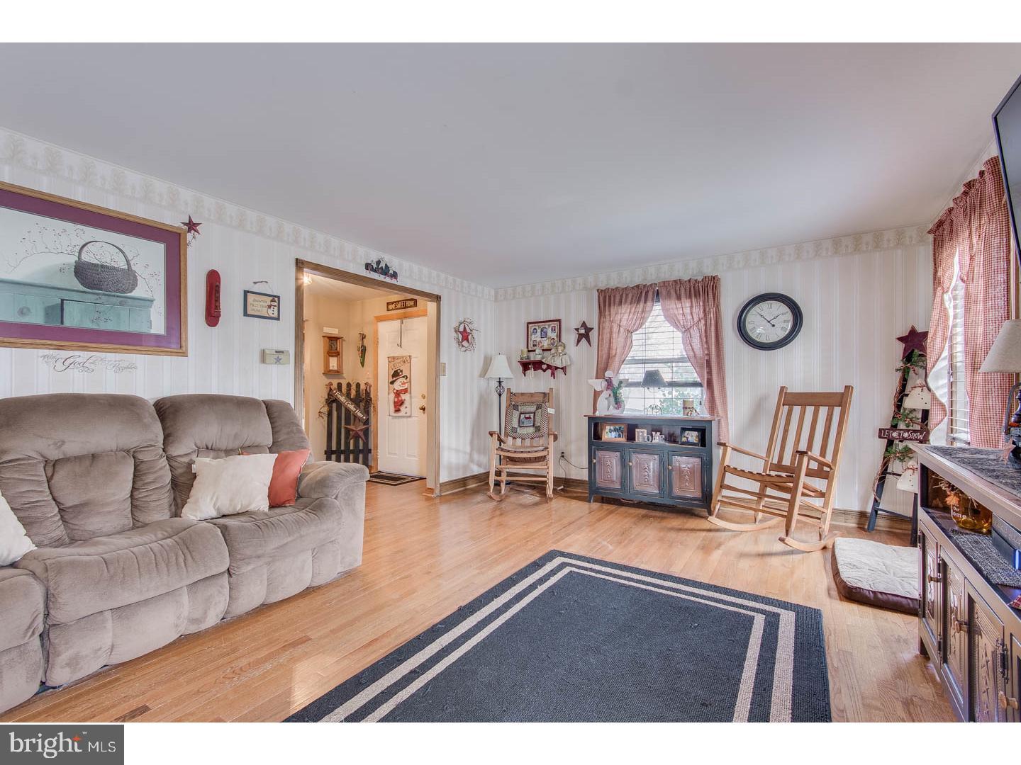 13 Dorado Road Clementon, NJ 08021 - Photo 4 of 24 Living Room