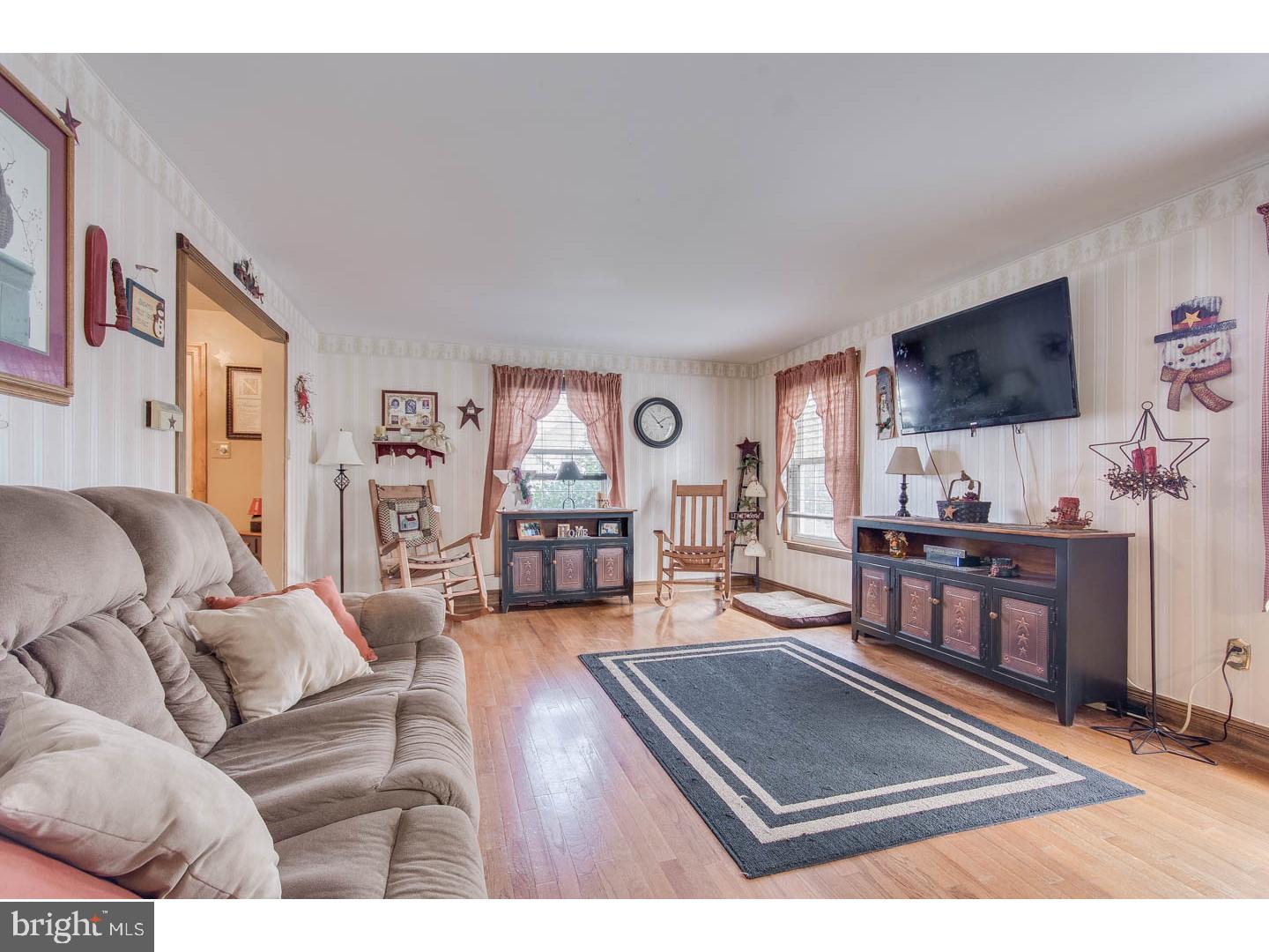 13 Dorado Road Clementon, NJ 08021 - Photo 5 of 24 Living Room