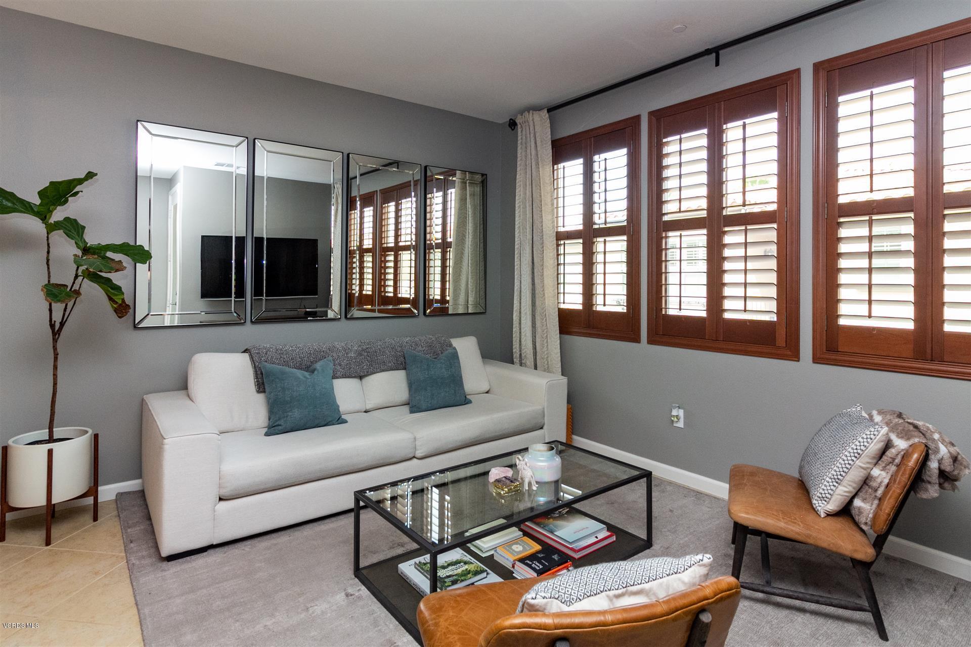 20422 Paseo Cresta Porter Ranch, CA 91326 - Photo 3 of 17 Livingroom-2