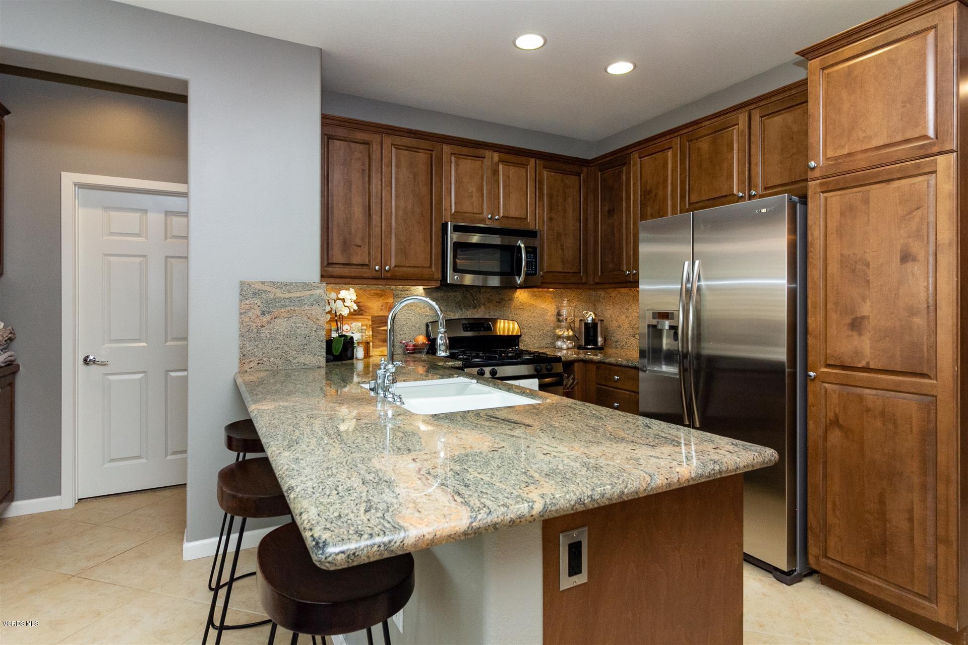 20422 Paseo Cresta Porter Ranch, CA 91326 - Photo 5 of 17 Kitchen-4