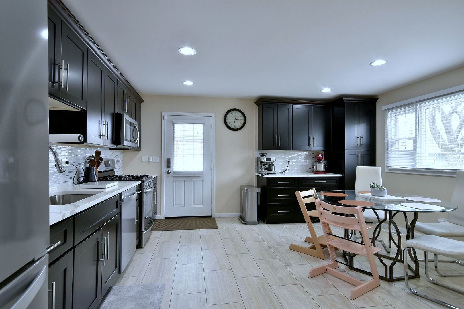 492 Bernice Court Wheeling, IL 60090 - Photo 3 of 39