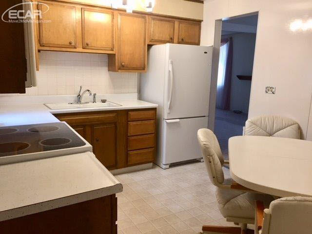 2049 Dutcher Road Flint, MI 48532 - Photo 9 of 23 21398290-8.JPG