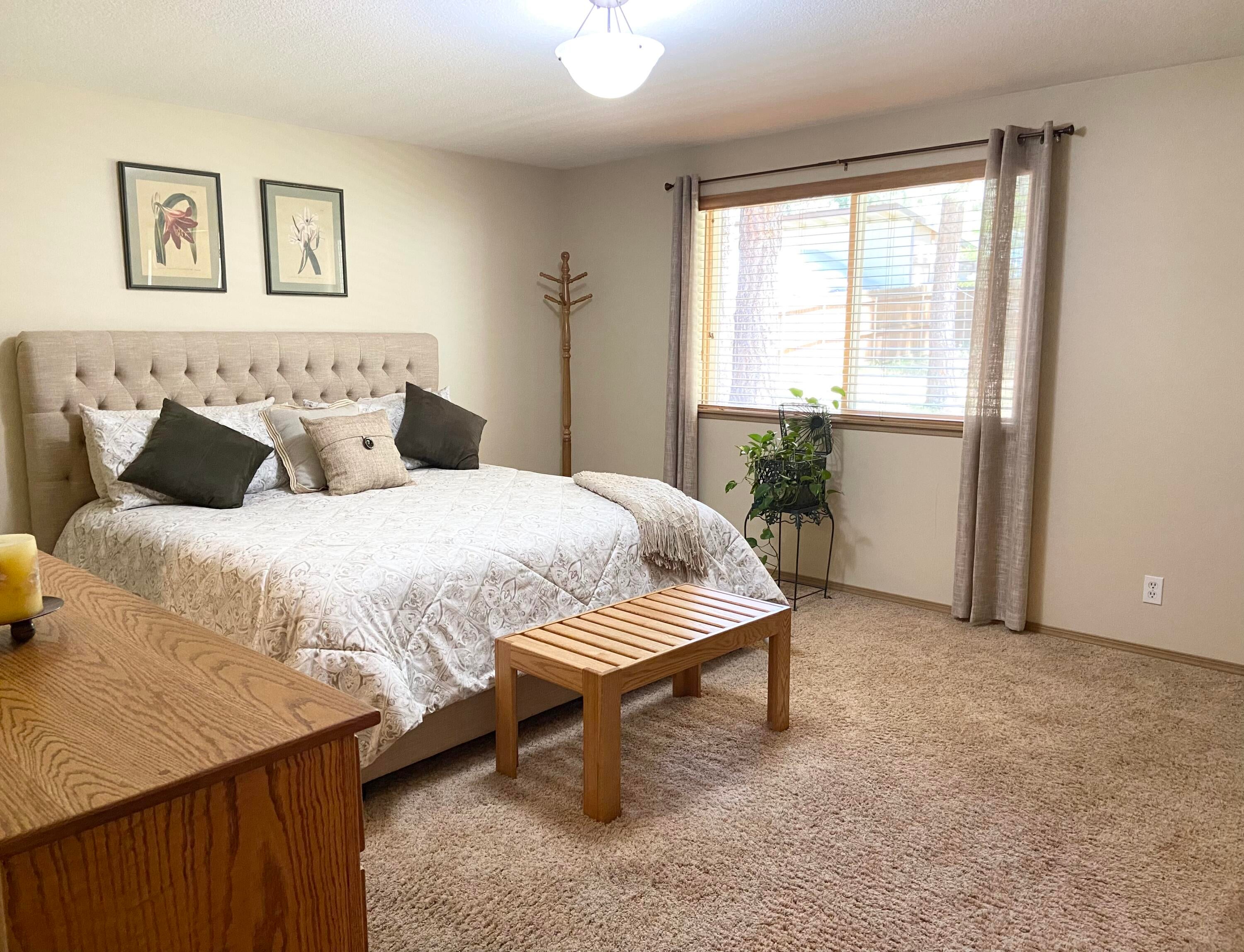 60218 Agate Road Bend, OR 97702 - Photo 14 of 19 Primary bedroom