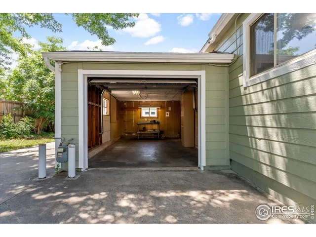 a view of livingroom and window