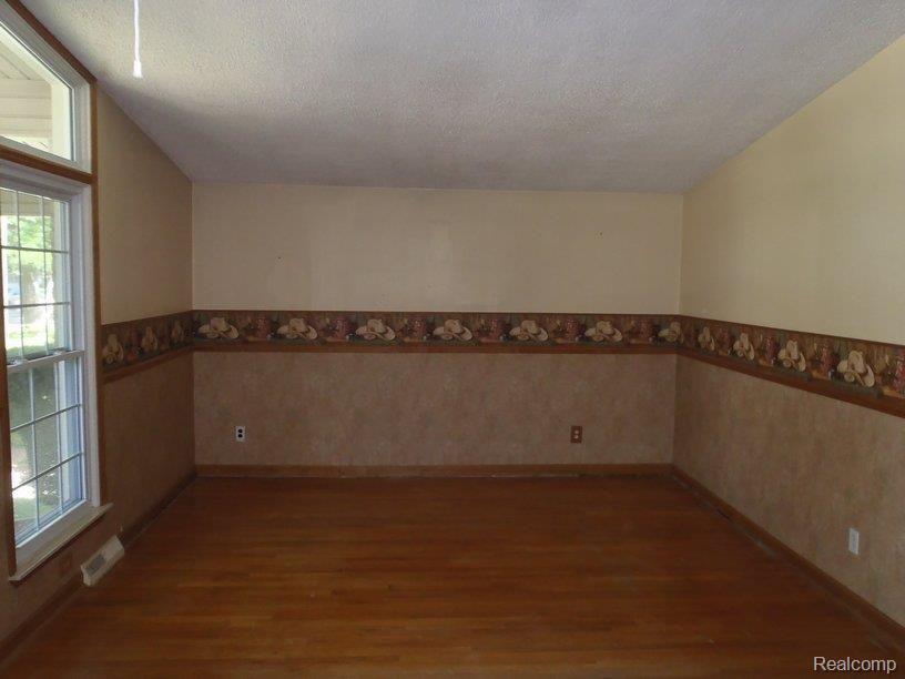 2933 Grange Road Trenton, MI 48183 - Photo 7 of 19 P7250063.JPG