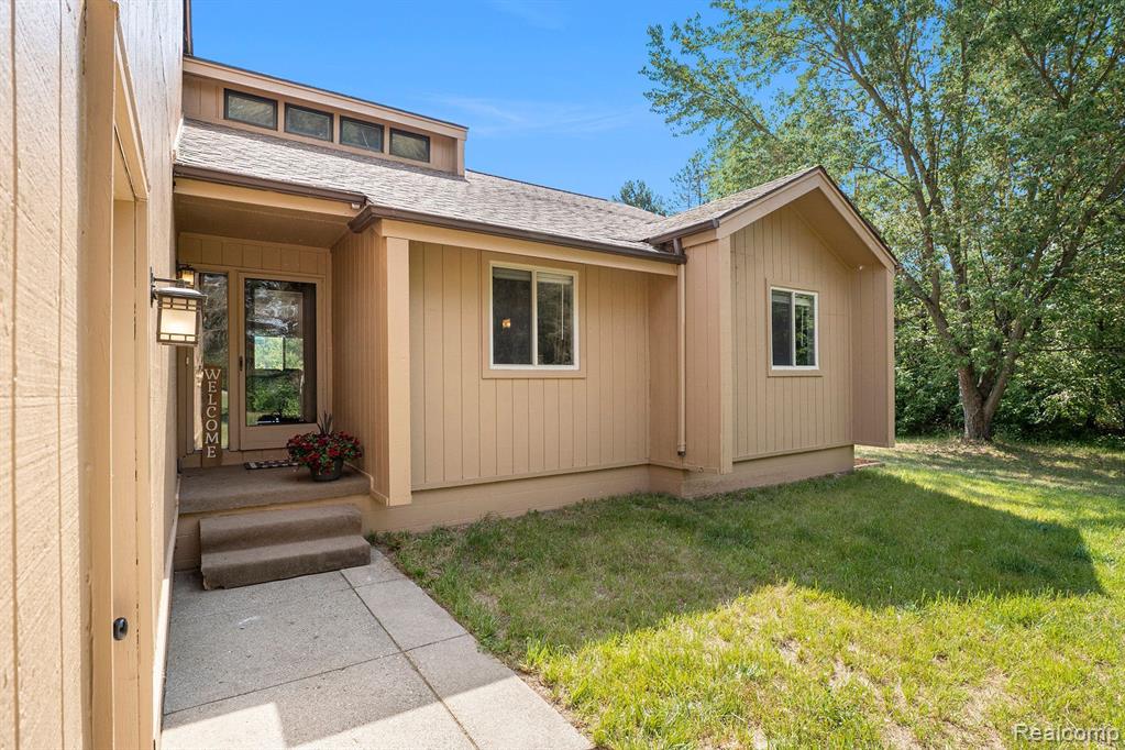 7374 Johnson Road Flushing, MI 48433 - Photo 3 of 29
