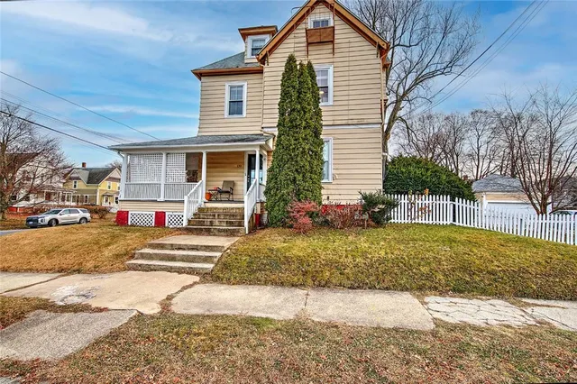 $2,100 | 130 Norwood Avenue, Unit 2, Cranston, RI 02905