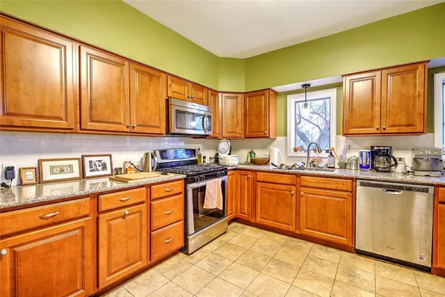 $2,100 | 130 Norwood Avenue, Unit 2, Cranston, RI 02905