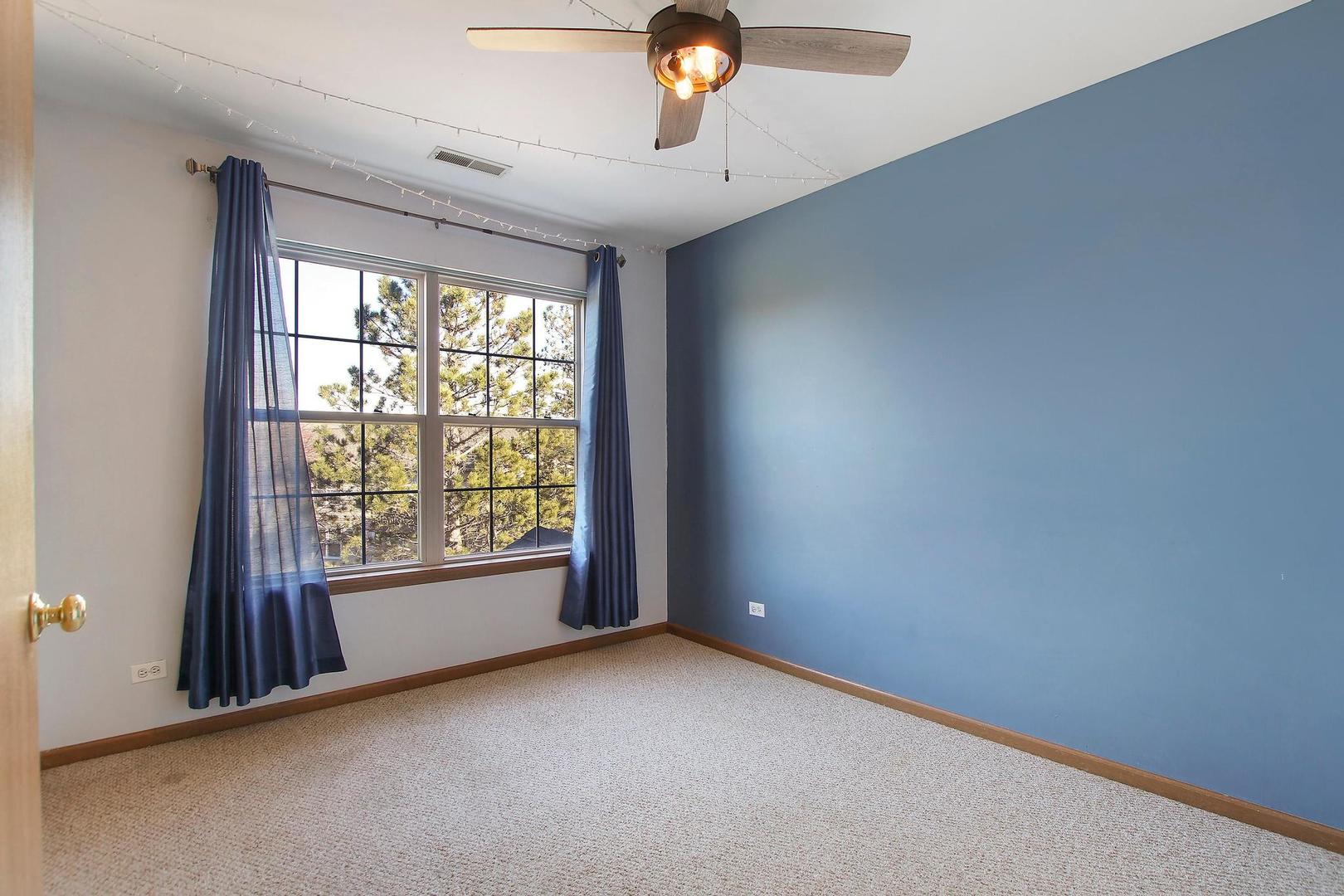 521 Willow Way Lindenhurst, IL 60046 - Photo 14 of 24 an empty room with a window