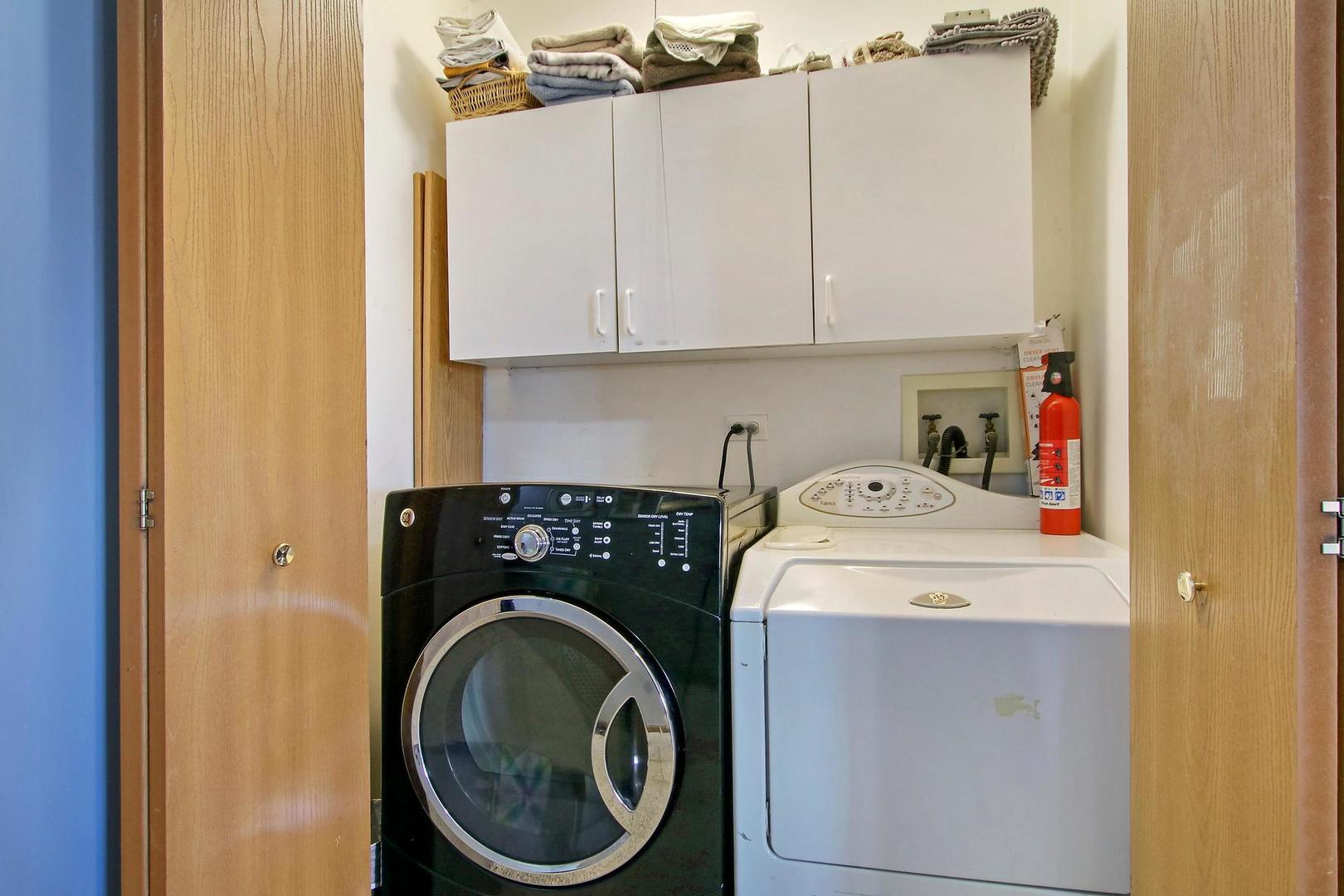 521 Willow Way Lindenhurst, IL 60046 - Photo 19 of 24 a utility room with dryer and washer