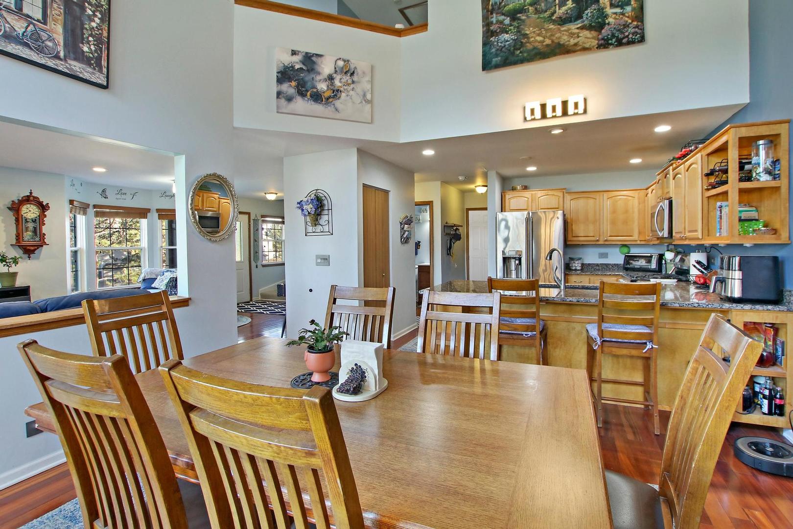 521 Willow Way Lindenhurst, IL 60046 - Photo 4 of 24 a view of a dining room with furniture