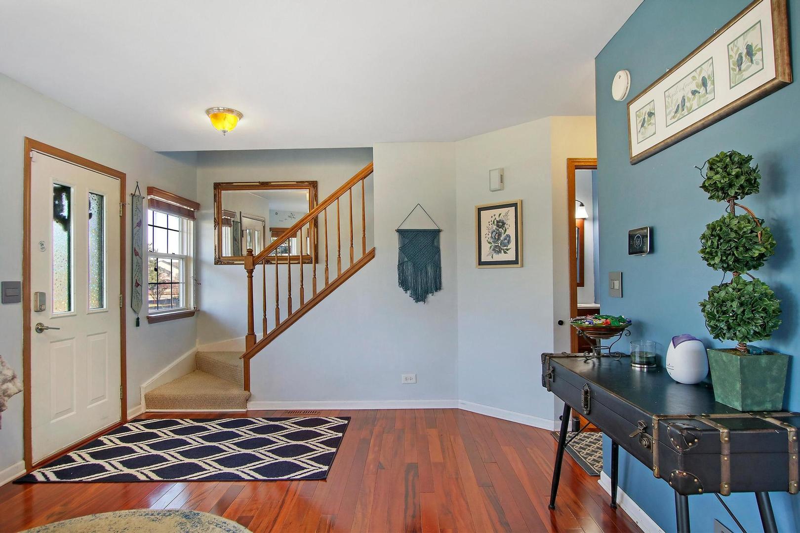 521 Willow Way Lindenhurst, IL 60046 - Photo 7 of 24 a living room with furniture and wooden floor
