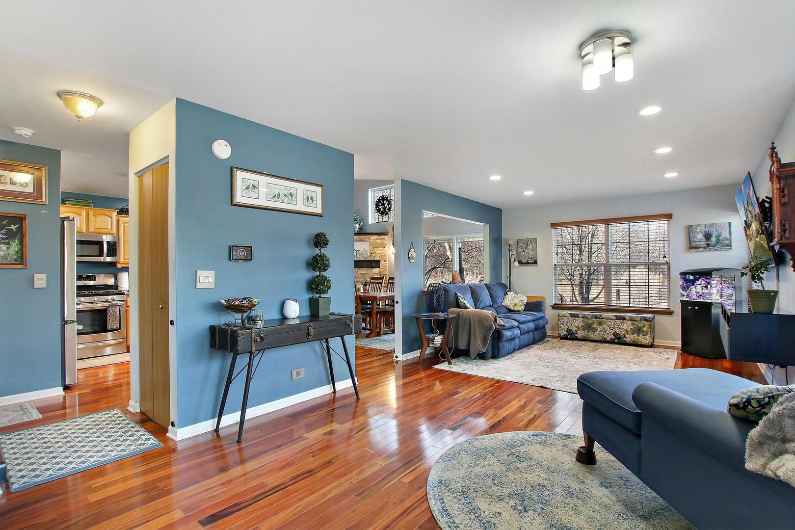 521 Willow Way Lindenhurst, IL 60046 - Photo 8 of 24 a living room with furniture and wooden floor