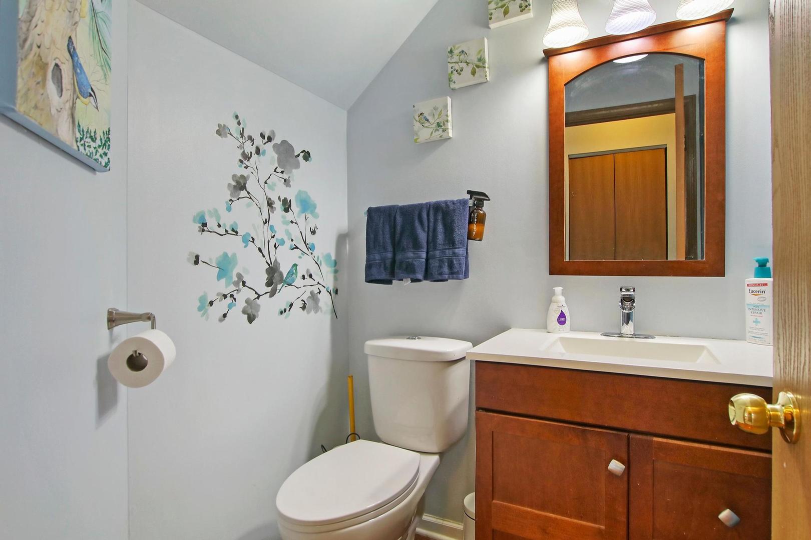 521 Willow Way Lindenhurst, IL 60046 - Photo 10 of 24 a bathroom with a sink mirror vanity and toilet