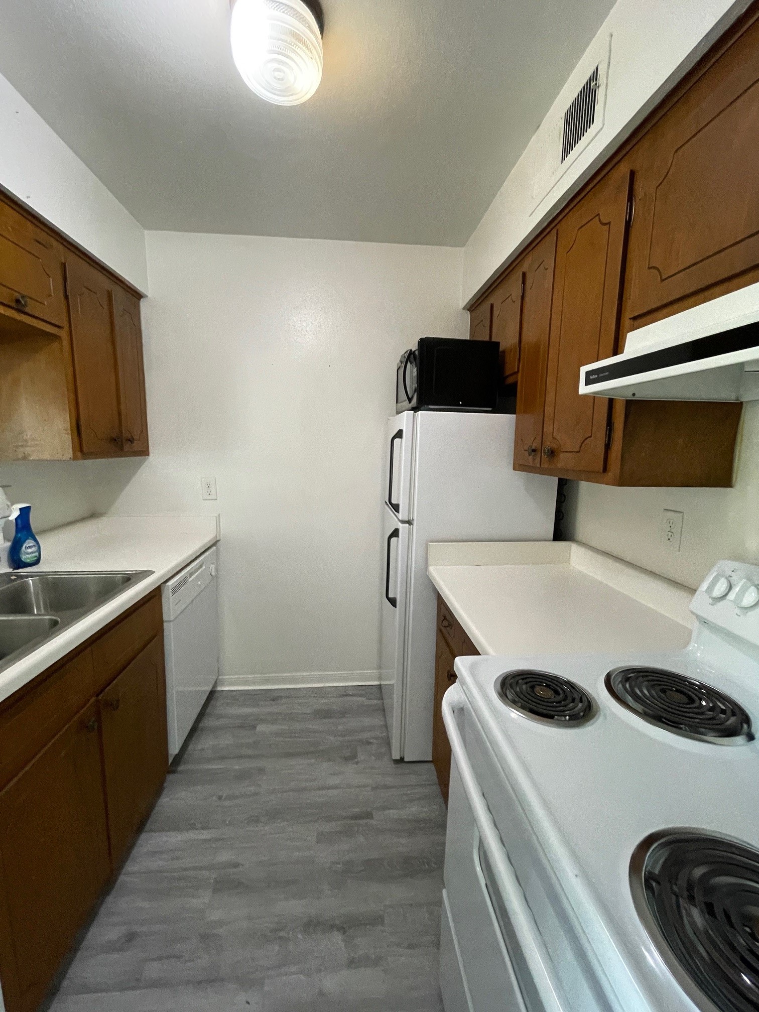 1500 Woodhead Street, Unit 2 Houston, TX 77019 - Photo 13 of 20 a kitchen that has a sink and a stove in it