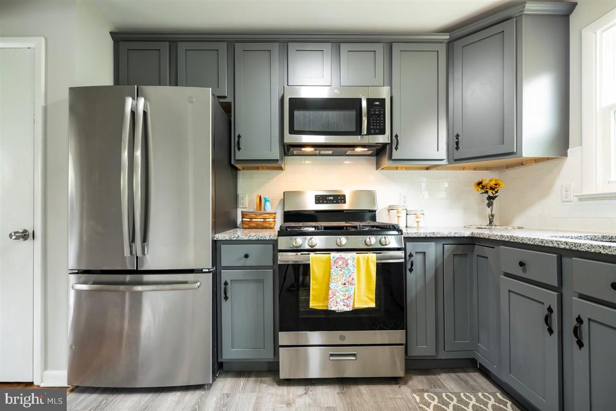 5239 Reels Mill Road Frederick, MD 21704 - Photo 11 of 24 Love that subway tile backsplash