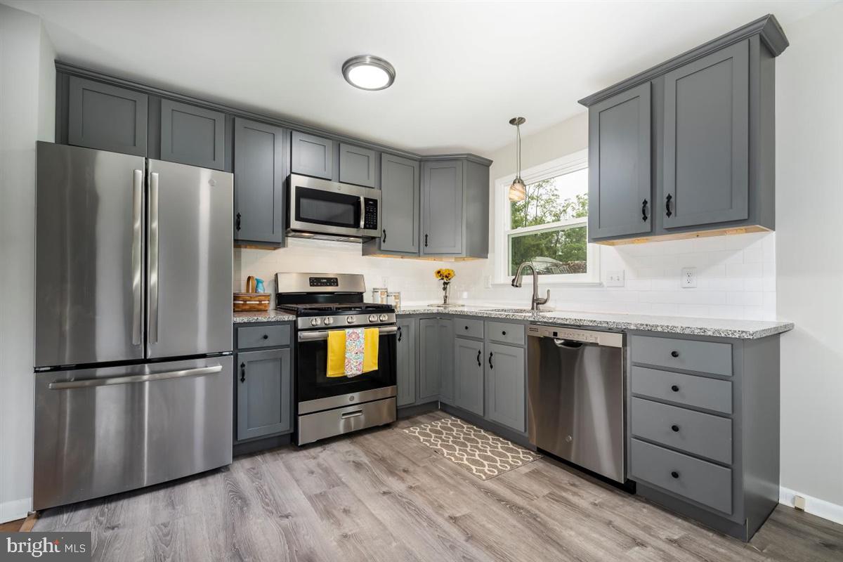 5239 Reels Mill Road Frederick, MD 21704 - Photo 10 of 24 Gas stove and SS appliances