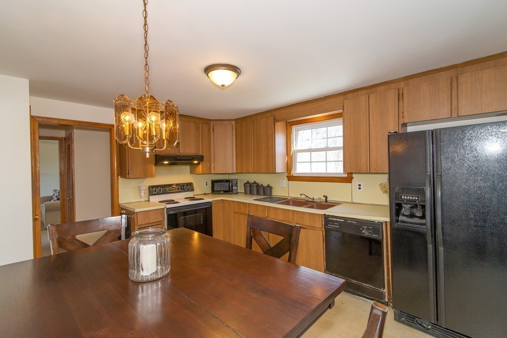 8 Thistle Road Burlington, MA 01803 - Photo 6 of 27