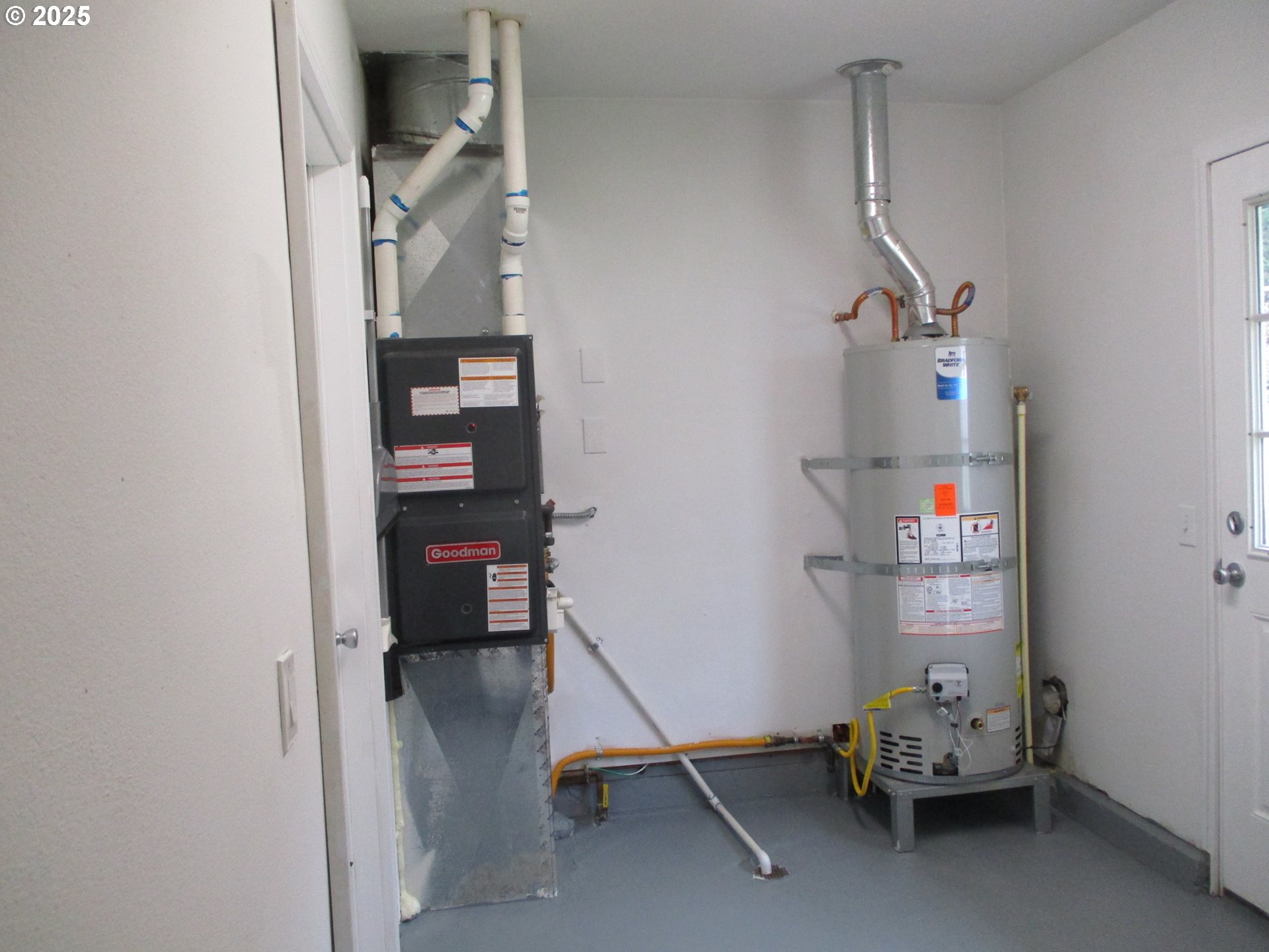 1153 2nd Avenue Vernonia, OR 97064 - Photo 13 of 27 a room with cabinets and gym equipment