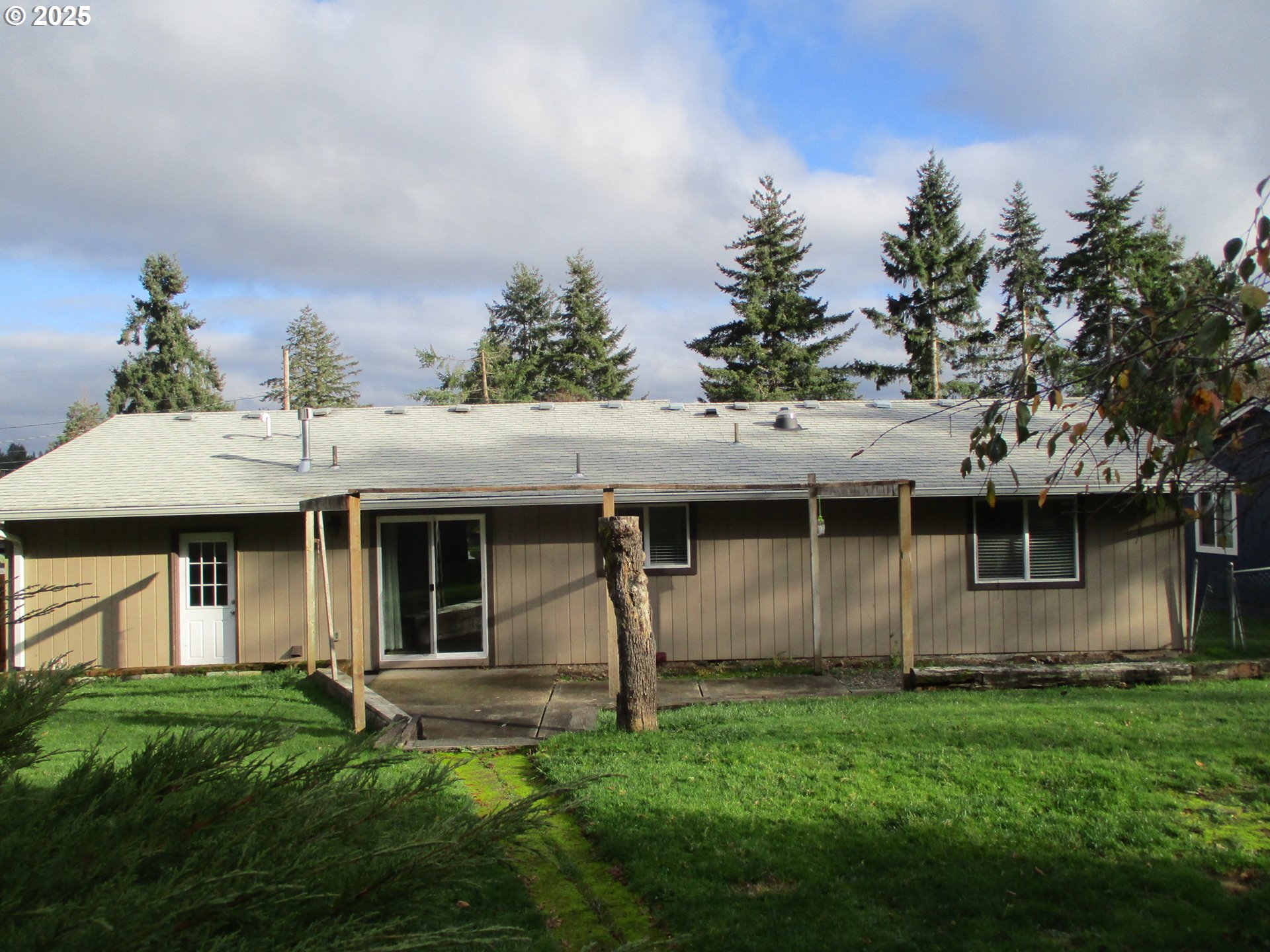 1153 2nd Avenue Vernonia, OR 97064 - Photo 2 of 27 a view of a back yard of the house